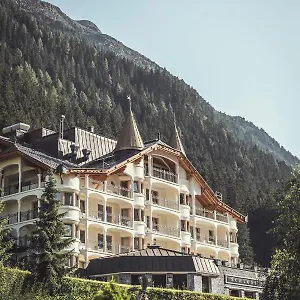 5 Hotel